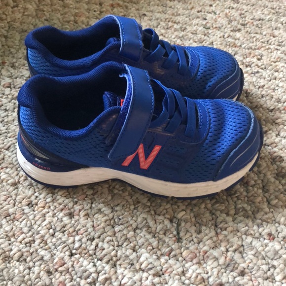 Gently used boy’s new balance sneakers - Picture 2 of 4